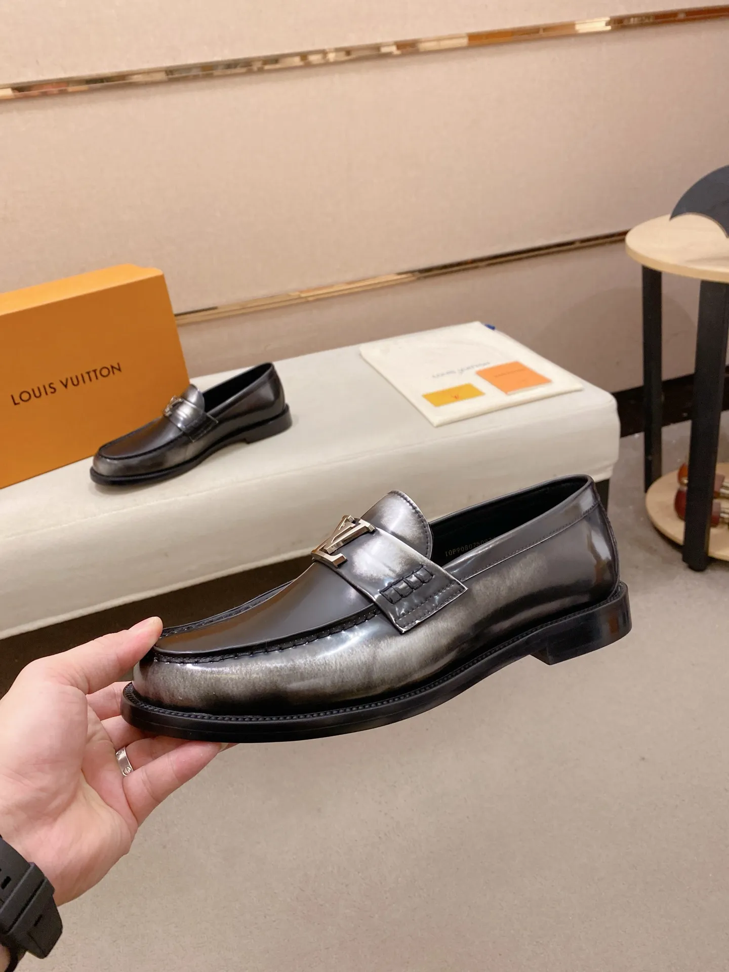 Factory price: 700💰Louis Vuitton LV men's classic Oxford shoes, men's business formal boutique leather shoes, classic model, exquisite almond kernel toe, ultimate art, the whole shoe is made of imported cow leather (open edge beads), carefully selected, fine pores, excellent gloss, soft texture, strong toughness, durable and not easy to deform, apricot calf leather lining, soft and comfortable, sweat-absorbent and breathable. Composite rubber backing at the heel. The front and rear outsole are nailed and reinforced, making them non-slip and wear-resistant. Made with Goodyear craftsmanship, the shoe shape is excellent, light and luxurious, and can be worn in all kinds of formal occasions! Original box and dust bag packaging! Size: 39-44 (38.45. Customized)